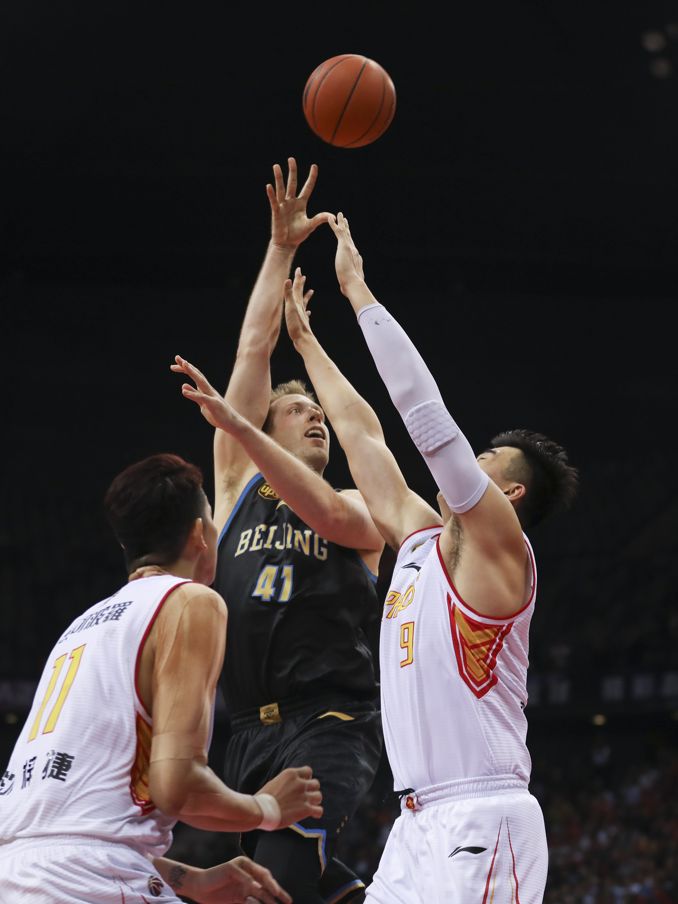 米体：伊尔迪兹的续约谈判因薪水问题陷入僵局，众豪门虎视眈眈（米体：薪资分歧致伊尔迪兹续约停滞，多家豪门紧盯其动向）