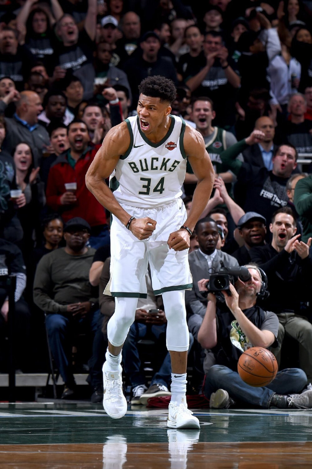 库库：家人支持谁？我说想要球票就得穿切尔西球衣（库库笑谈家人立场：想拿球票，先穿切尔西球衣）