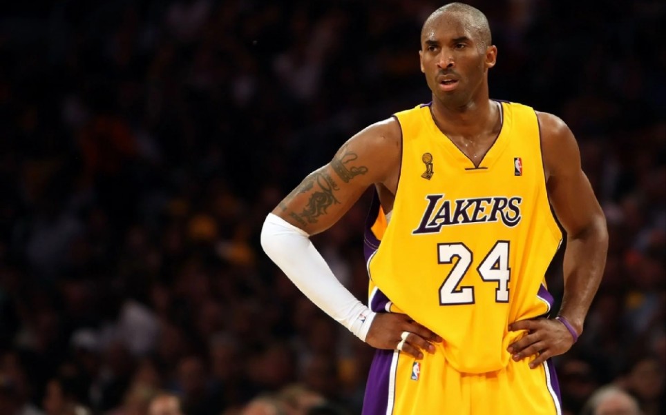 图片报：法兰克福解雇队医，因其在球队下榻酒店治疗对手球员（图片报：法兰克福解聘队医，因在球队驻地为对手球员诊治）