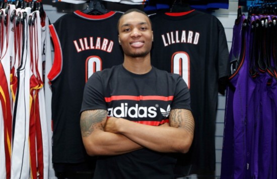 掘金约基奇三双末节爆发（约基奇斩获三双，末节发威助掘金）