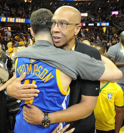 上海男篮三分雨淹没对手（上海男篮外线火力全开，击溃对手）