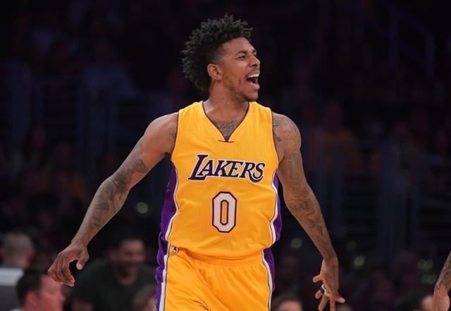 边锋突破一条龙，全场沸腾（边锋连过数人破门，观众欢声雷动）